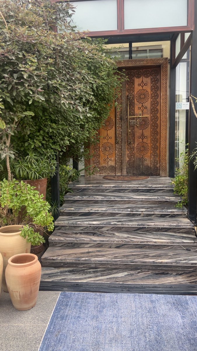 مرحبا " قبل السؤال .. ومرحبا بعد الأجابه 
يا هوى القلب العليل و بلسمه من كل علّه

ما بعد صوتك جمال ولا بعد شوفك رحابه 
أنتي ؟.. إللي تستحقين ( الغلا ) دقه و جلّه

من يشوفك يبتسم لو كان عايش في كئابه
كيف عاد .. إللي فـ قلبه لك مكانه مستقلّه

،