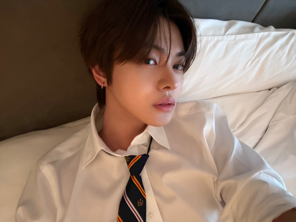 nangmanzzz's tweet photo. after posting hot bed selfie he post crying photo I CANT 😭🤣🤣😭 ctfu https://t.co/jVvrDa2NOI