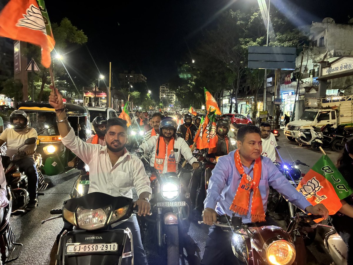 HirenTankara's tweet photo. ભારતીય જનતા પાર્ટી વોર્ડ નંબર - 11 અડાજણ ગોરાટ યુવા મોરચા દ્વારા વિજય સંકલ્પ બાઈક રેલી માં હાજરી આપી હતી. જેમાં  વોર્ડ નંબર - 11 ના સૌ હોદ્દેદારો અને કાર્યકર્તાઓ હાજર રહ્યા હતા. https://t.co/x5tbNnZwRj