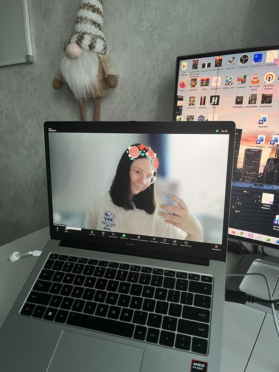 В пятницу постриглась. Просила оставить сантиметров на 5 больше, но  у жизни свои планы. В итоге так мне даже лучше. Как же удобно с карехой!