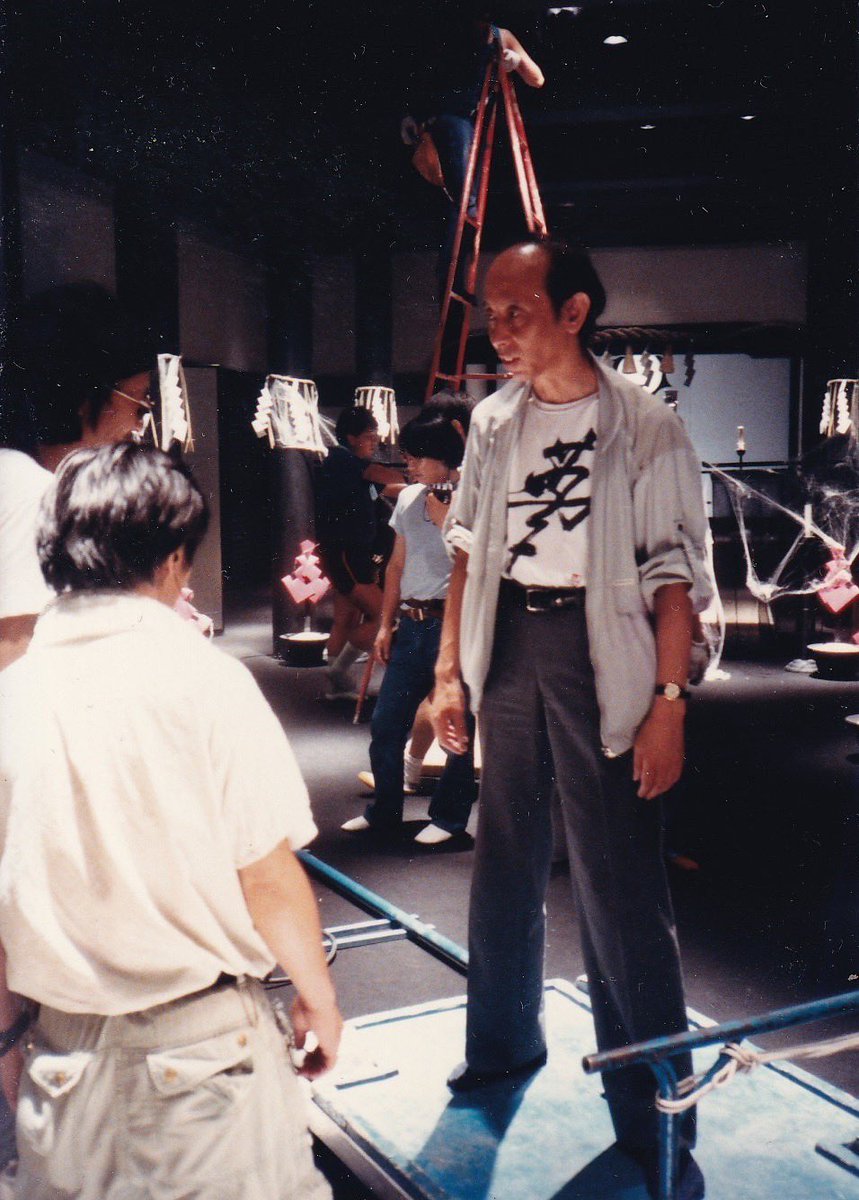 teitostory's tweet photo. 昭和の末期に公開された帝都物語は、皆様のご支援により令和のこの時代に更なる魅力とともに復活いたします。

帝都物語4Kリマスター版の完成をお楽しみにご期待ください！！

加藤保憲 will return ! ! !

帝都物語　未公開写真
「実相寺昭雄監督」

#帝都物語 ＃映画秘宝 #キネマ旬報 https://t.co/37SUURehC8