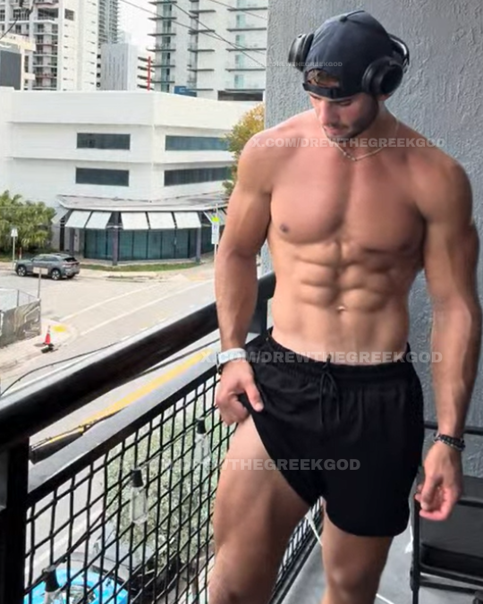 DrewTheGreekGod's tweet image. Quad flex Monday. What you got? #MondayMotivation #Flex #Gym #Fitness