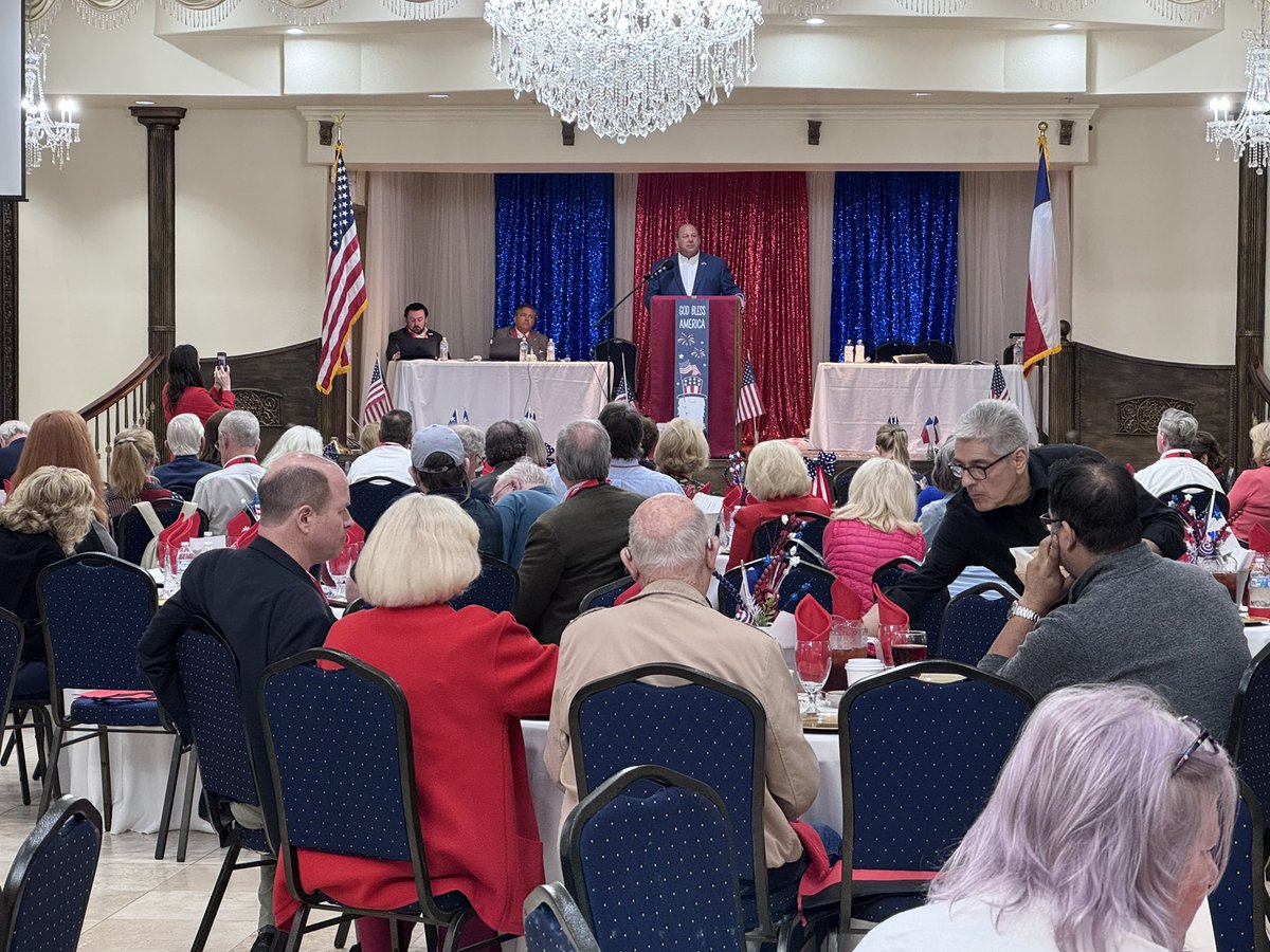 Mano DeAyala tweet media