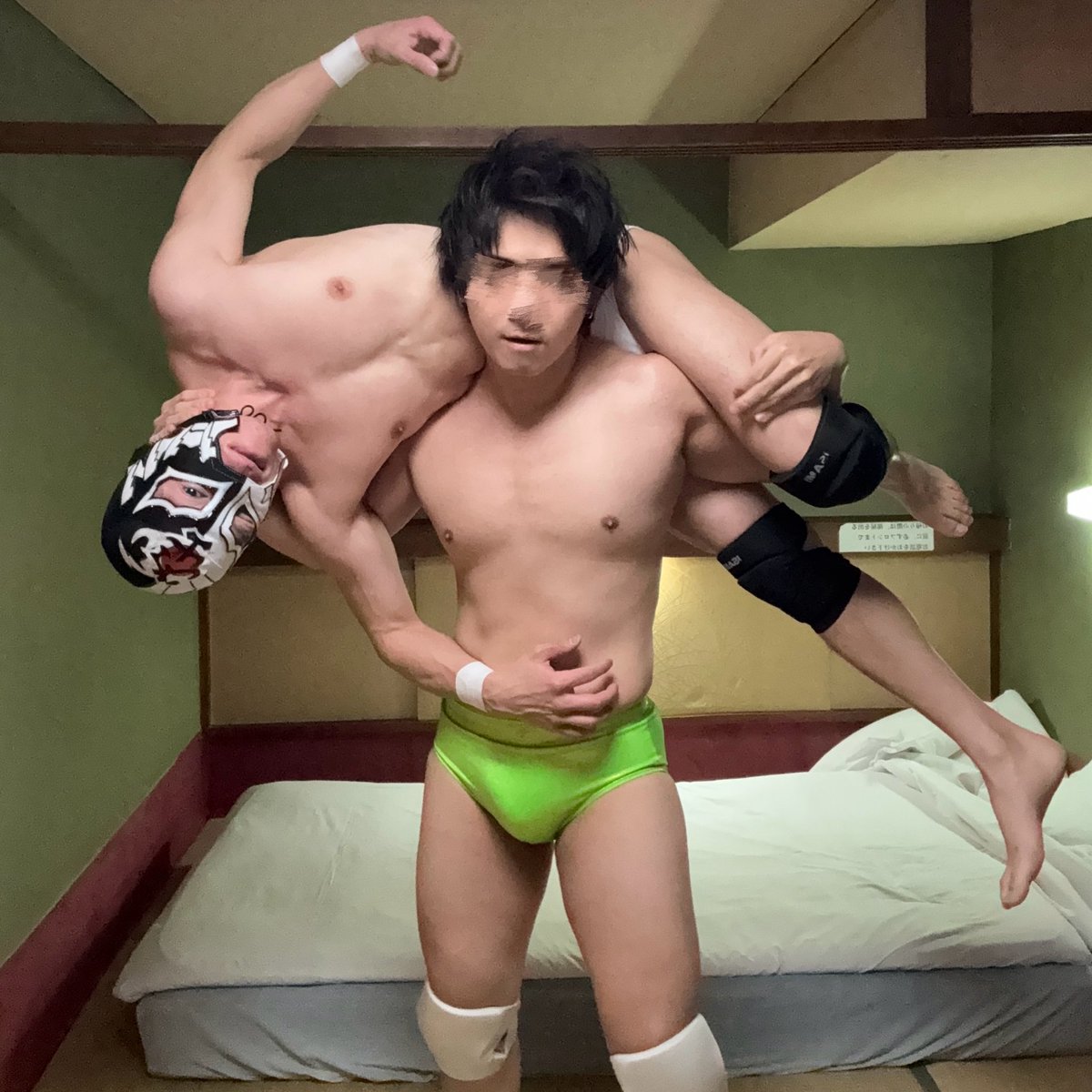 ADwrestling_'s tweet photo. 隔了兩年
再次對戰東京弟弟@bushi_mask_ 
弟弟的身材還是保持的很好
讓人看了好興奮

學長這次換上新的螢光綠三角
誰能先成功壓制對方呢 https://t.co/kP2j7QKcWK