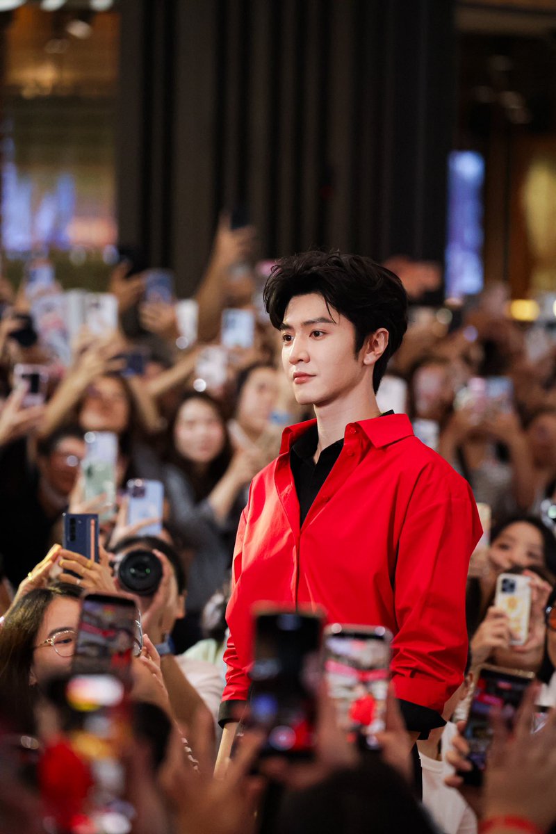 centralwOrld's tweet photo. กำลังใจของ ChenZheYuan เยอะมากจริงๆวันนี้ 

#TaokaenoiXChenZheYuan
#centralwOrld https://t.co/SCpKhIYxdU