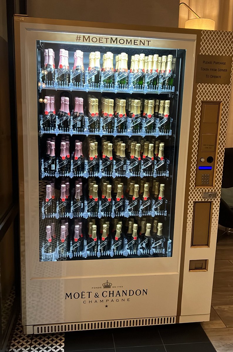 AvanieSaintLoup's tweet image. Finally…. a vending machine that understands me. 

#MoetMoment 

📍Denver, CO