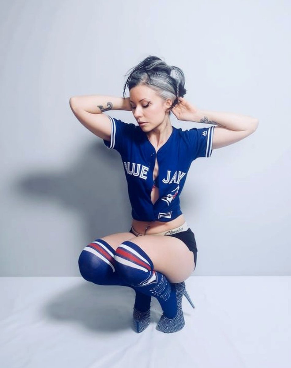 DannieD2112's tweet image. Jays are on fire! Hope they win tonight!🐦💙⚾
#BlueJays50 #fit #vibes #DannieD