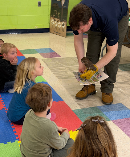 rsu18's tweet photo. Atwood Primary was thrilled to welcome the Chewonki Foundation for a fascinating presentation on the Owls of Maine. Students were captivated as they met two live owls, Haven and Caribou, up close. #WeAreRSU18 #AtwoodAwesome
https://t.co/uvYq4ERf0F https://t.co/Ru2mvVbkSf