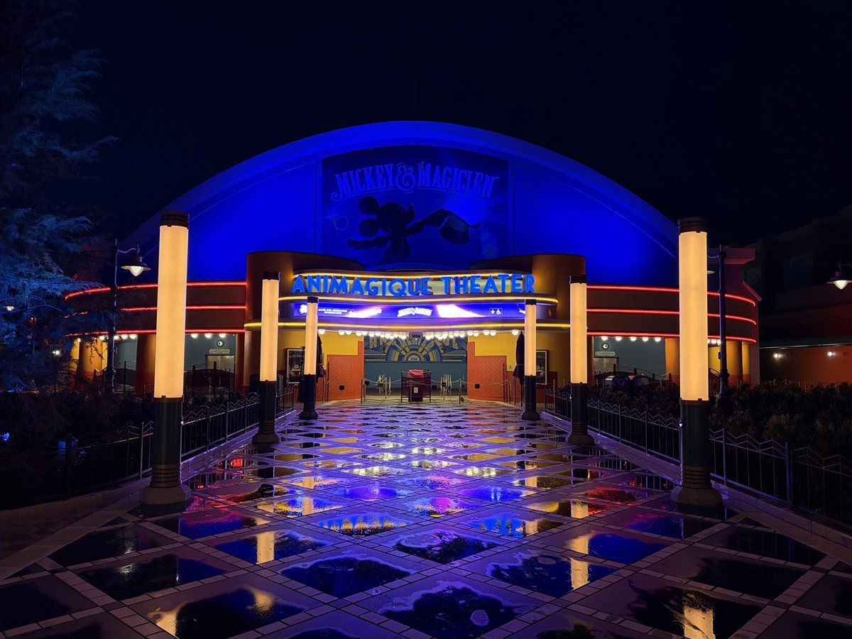 CafeFantasia's tweet image. The part of World Premiere Plaza that used to be Animation Courtyard looks especially pretty at night, with all of the twinkle lights in the trees. 🌳✨

#DisneyAdventureWorld #DisneylandParis