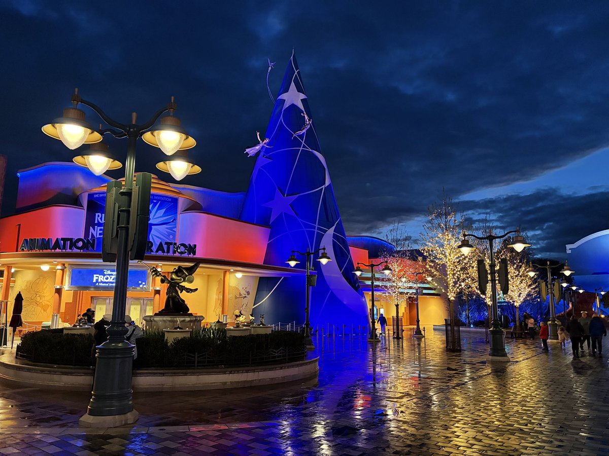 CafeFantasia's tweet image. The part of World Premiere Plaza that used to be Animation Courtyard looks especially pretty at night, with all of the twinkle lights in the trees. 🌳✨

#DisneyAdventureWorld #DisneylandParis