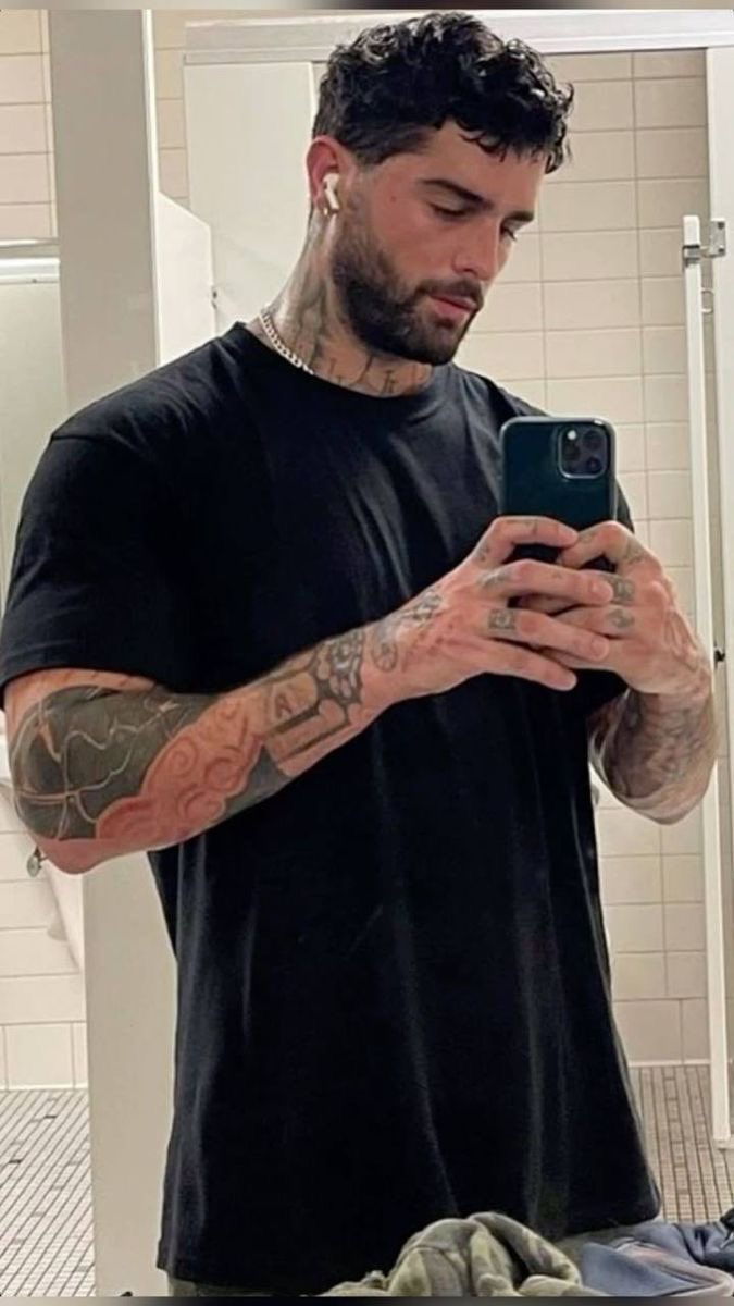 Loganxdom's tweet photo. Mejor con camisa o tirantes? https://t.co/agwTKEKBSr