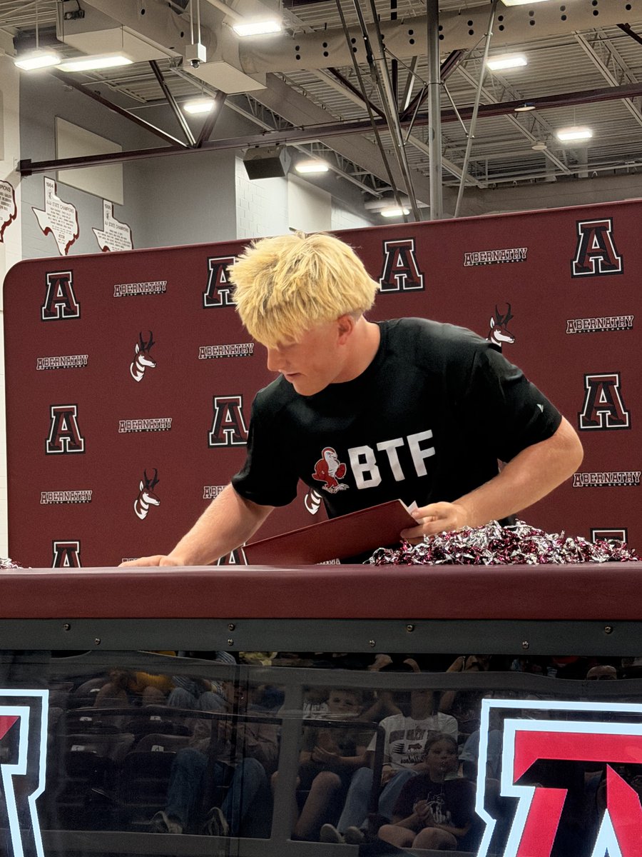 shelbieelaine13's tweet photo. Three signing out at Abernathy this afternoon!

Emme Easterwood signed with Wayland joining the Flying Queens basketball team! 

Lacy Bloskas signed to WTAMU for throwing in track!

Ryan Hillis signed with Friends University for football out in Wichita! @KCBD11 @AbernathyGBB @pchristy11