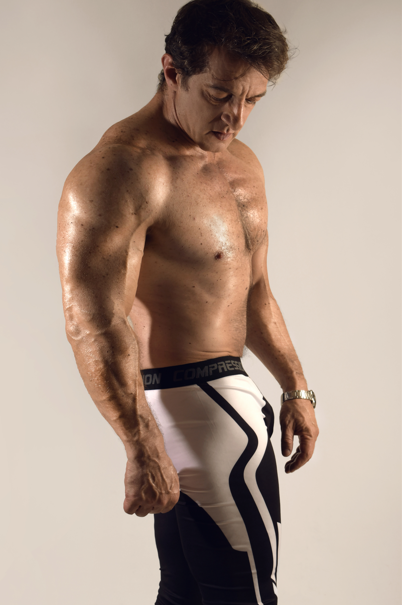 DNA2045680's tweet photo. Sous la lumière, la peau s’embrase,
Chaque muscle devient une flamme.
Le corps s’offre, ardent, sans voile,
Force et désir brûlent ensemble. https://t.co/YrVYS92HHA