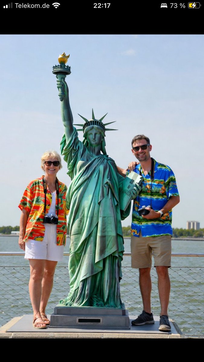 Quark Satire ✌️ tweet media