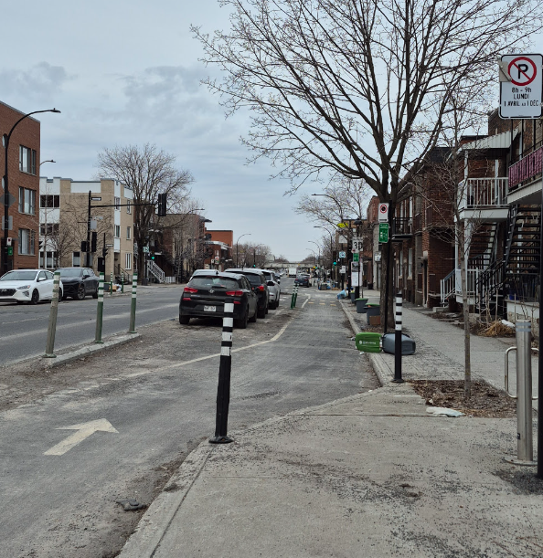Piste cyclable Rue Hochelaga. Rien à voir, circulez... 🤣
⬇️
La suite du projet sera présenté cette semaine. Soyez nombreux pour dénoncer ces aménagements trop souvent dangeureux pour les piétons.  Les accidents vélo-piéton sont à prévoir. 😏
#Montréal #M_comme_Montréal