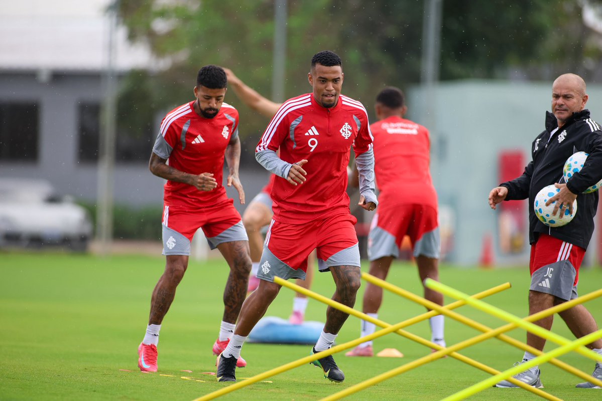 Alerrandro, que havia deixado o treino aberto de ontem (29) com desconforto na coxa, treinou normalmente hoje (30). ✅

Estará à disposição de Pezzolano para o jogo contra o São Paulo.