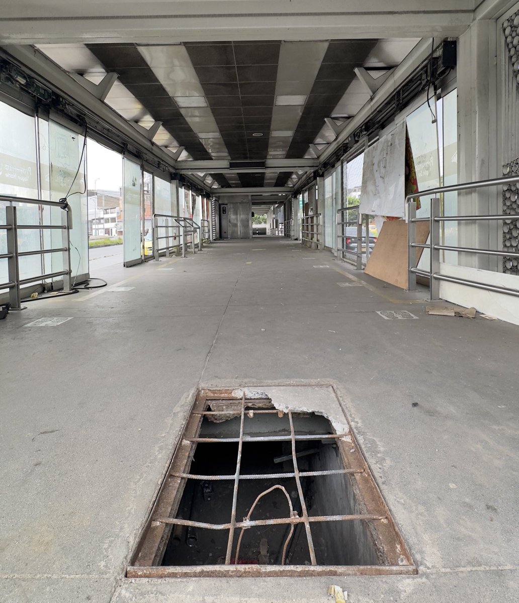 oscarjahir_'s tweet photo. @Cportilla40 ¿Y todavía queda algo que robarse en las estaciones de #Metrolinea? https://t.co/smNlusqdSD