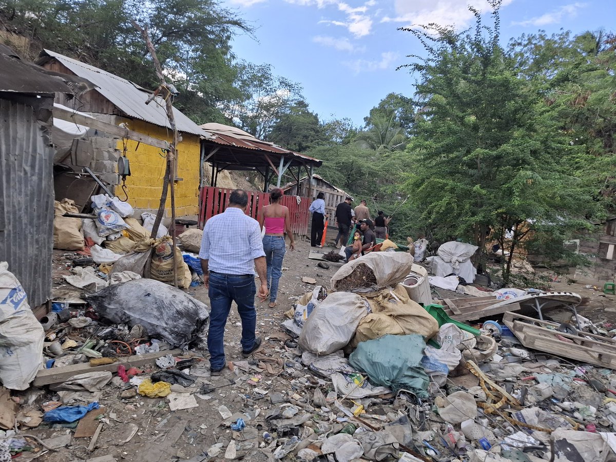 cidelrd's tweet photo. Periodistas y comunicadores del curso Cambio Climático y Nuevas Narrativas Periodísticas, organizado por CIDEL y CDP Santiago, descendieron a la cañada del Barrio Santa Lucía para conocer la realidad de familias afectadas por la contaminación y el lixiviado del vertedero. https://t.co/TpdDWXrhOn