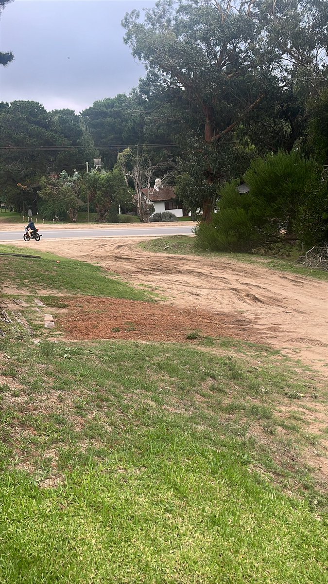 aciulupa's tweet photo. @muni_pinamar @martinyeza @PinamarTurismo estimados, coronel de marina seguí, esquina Pinzon, Valeria del Mar, está peor está calle que el ingreso a la playa, no pasa la máquina hace meses por acá y todos los días se queda un auto, por favor manden la máquina!!!!! https://t.co/H7L3R5Gkpr