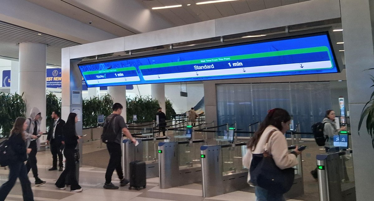 avi_steinfeld's tweet photo. And they said to come to the airport three hours early #LGA #NewYork #TSA https://t.co/gKlMwlheIg