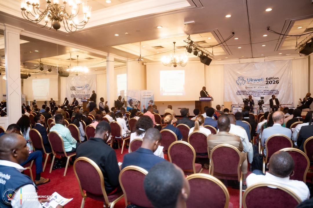 Com_mediasRDC's tweet photo. Le Ministre de la Communication et Médias, Porte-parole du Gouvernement, Patrick Muyaya Katembwe, a pris part ce lundi 30 mars 2026 à l’Ukweli Summit à Kinshasa.

Aux côtés de représentants de l’UNISIC et de l’UNPC, il est intervenu sur la loi d’accès à l’information en RDC, rappelant l’équilibre essentiel entre liberté d’informer et responsabilité, dans un contexte marqué par la désinformation.

Le Gouvernement réaffirme son engagement pour une communication fiable, proactive et fondée sur des sources certifiées, ainsi que pour une synergie renforcée entre institutions, médias, société civile et plateformes numériques.

Un atelier conjoint avec le Ministère de la Justice sera prochainement organisé pour harmoniser l’interprétation de la loi.

#UkweliSummit #RDC
