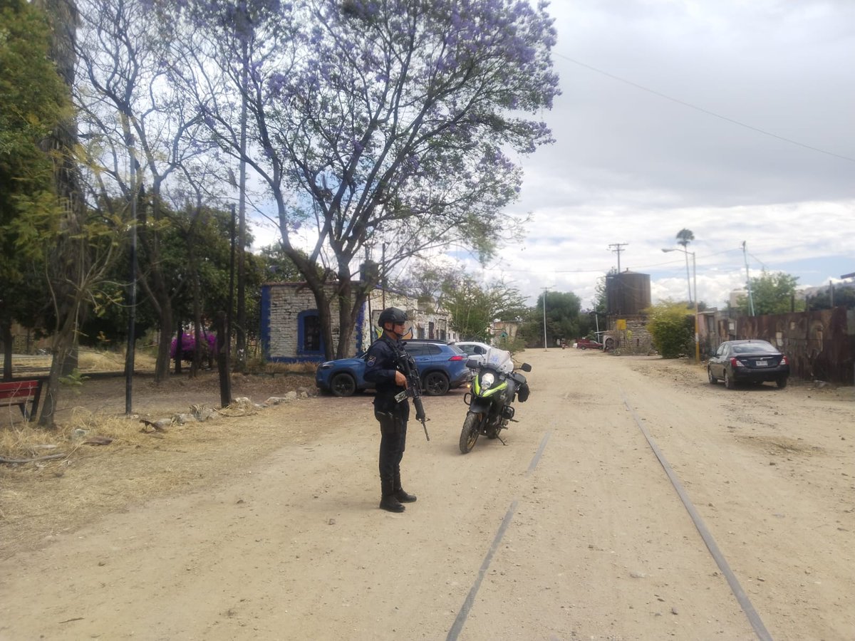 MunicipioSeguro's tweet image. Unidad Ferrocarrilera con atención directa en territorio. 🚔
Se activa el Operativo Colonia Segura con recorridos de vigilancia y disuasión en sus calles, fortaleciendo la presencia policial en la zona.
#CONTROL #VecinasYVecinos #TransformandoJuntosLaCapital #OaxacaDeJuárez
