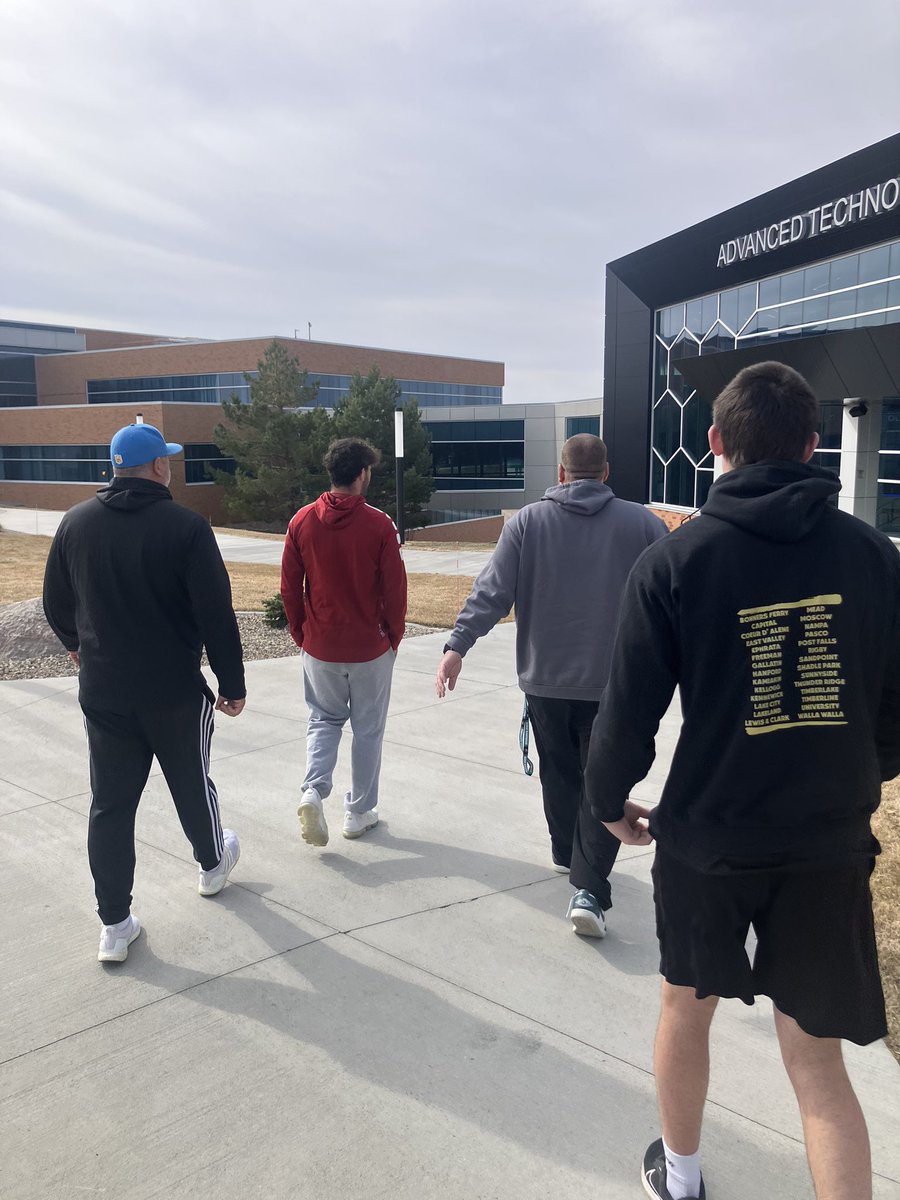 MMcLain63's tweet photo. Thank you to the coaches at Bismarck State College for showing me around the facilities! @Coach_Stutz @Coach_Melendo https://t.co/ocdvnwLS2q