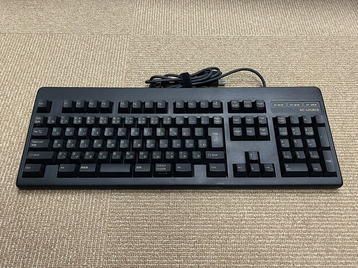 kageou's tweet photo. 先日職場の後輩にWindowsキーの無い頃のREALFORCEあるよって言ったらマジで？と言うのでこの写真を見せた。
サイトの生産終了品のリストにも載ってないんですけど！
型番は「REALFORCE 106UB PJ0800」です。 https://t.co/MzNTlnfLvy
