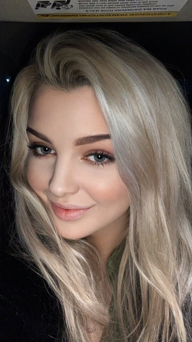 Eva 🖤 tweet media