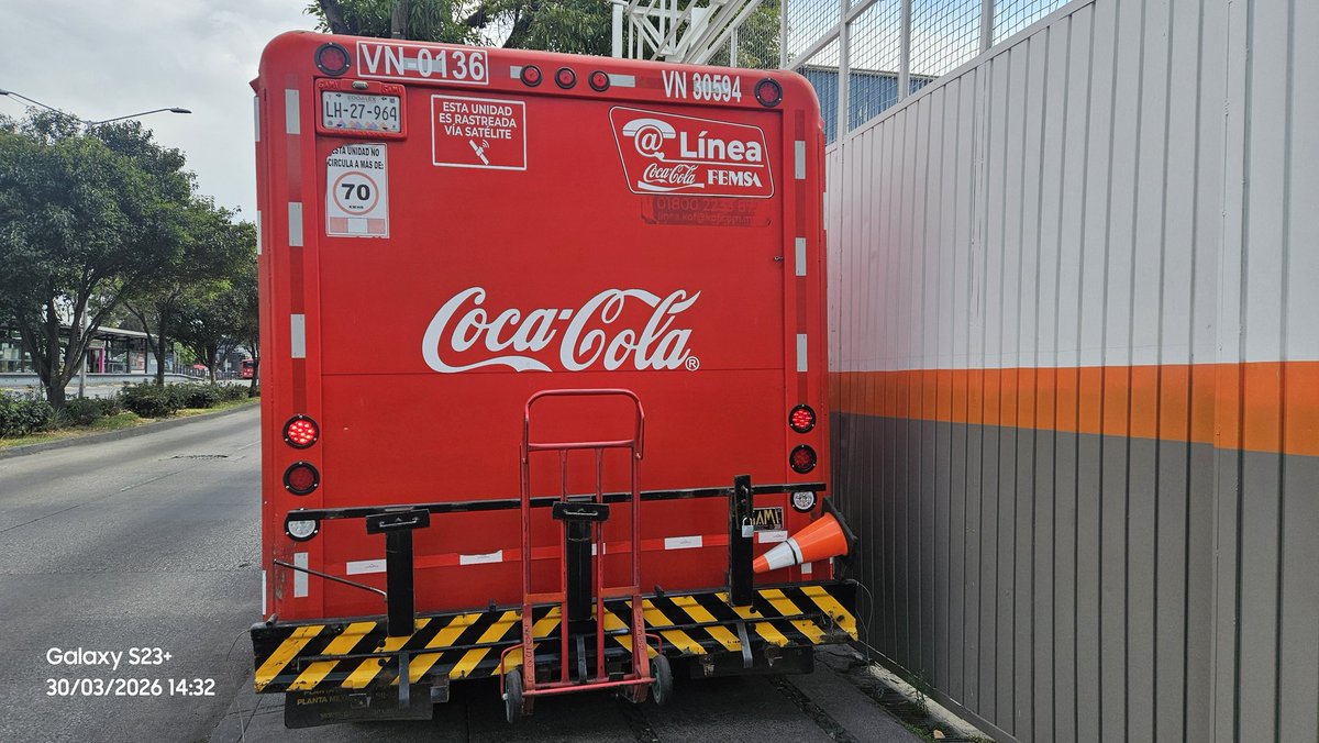 aliciotadeo's tweet photo. @CocaCola a poco si se pueden estacionar en la banqueta obstruyendo el paso peatonal @SSC_CDMX y así cómo ese todas las agencias de carros de esa zona https://t.co/RxmnVhFGOk
