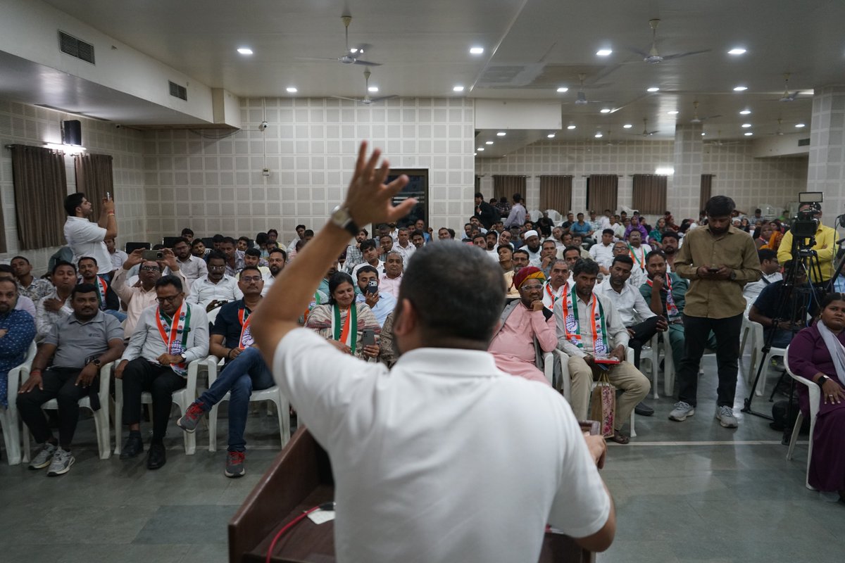 NSUIGujarat's tweet image. संविधान बचेगा, तो देश बचेगा! 🇮🇳🤝

​आज राजीव गांधी भवन (अहमदाबाद) में @kanhaiyakumar जी की "संविधान संकल्प सभा"। अधिकारों की रक्षा के लिए लिया गया एक बड़ा संकल्प। इंकलाब ज़िंदाबाद! ✊🔥

​#SamvidhanSankalp #CongressFamily #YouthVoice #GujaratPolitics #KanhaiyaKumar