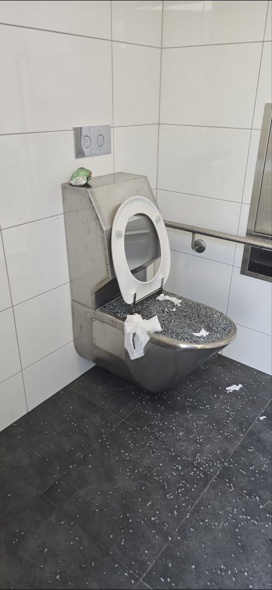 FUBAR nz tweet media