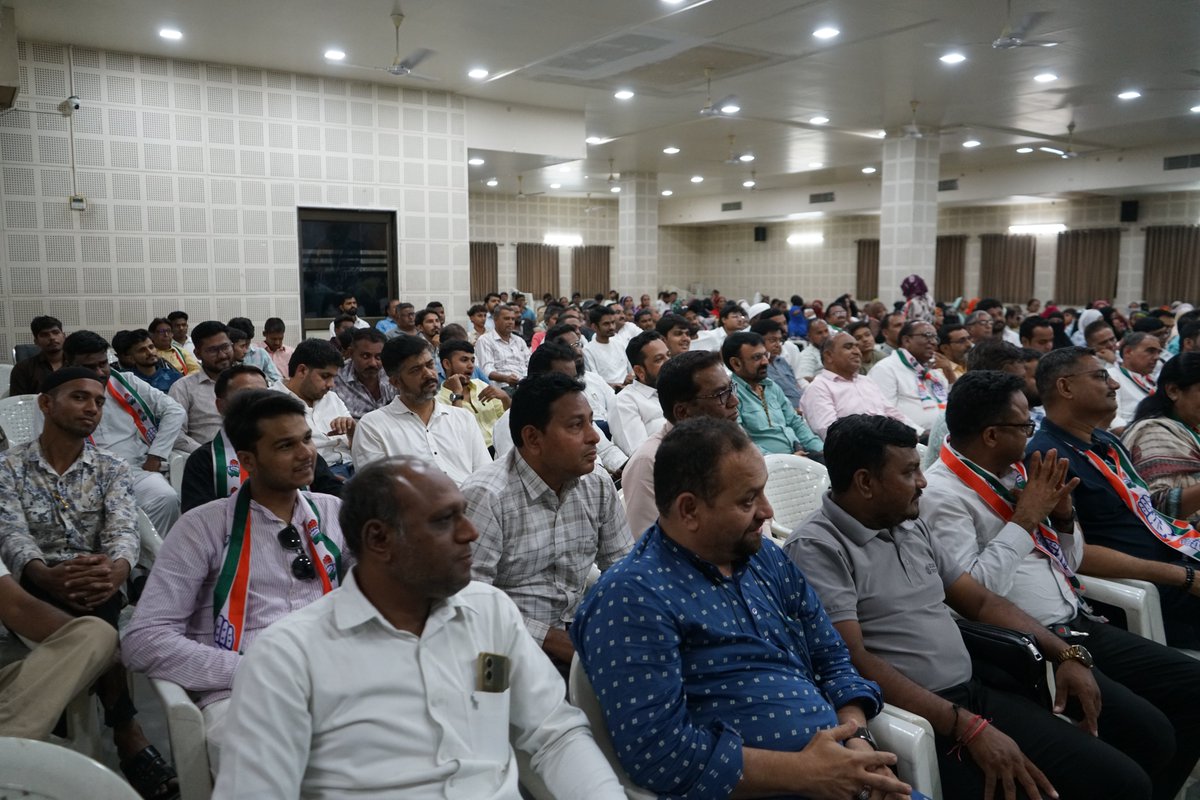 NSUIGujarat's tweet image. संविधान बचेगा, तो देश बचेगा! 🇮🇳🤝

​आज राजीव गांधी भवन (अहमदाबाद) में @kanhaiyakumar जी की "संविधान संकल्प सभा"। अधिकारों की रक्षा के लिए लिया गया एक बड़ा संकल्प। इंकलाब ज़िंदाबाद! ✊🔥

​#SamvidhanSankalp #CongressFamily #YouthVoice #GujaratPolitics #KanhaiyaKumar