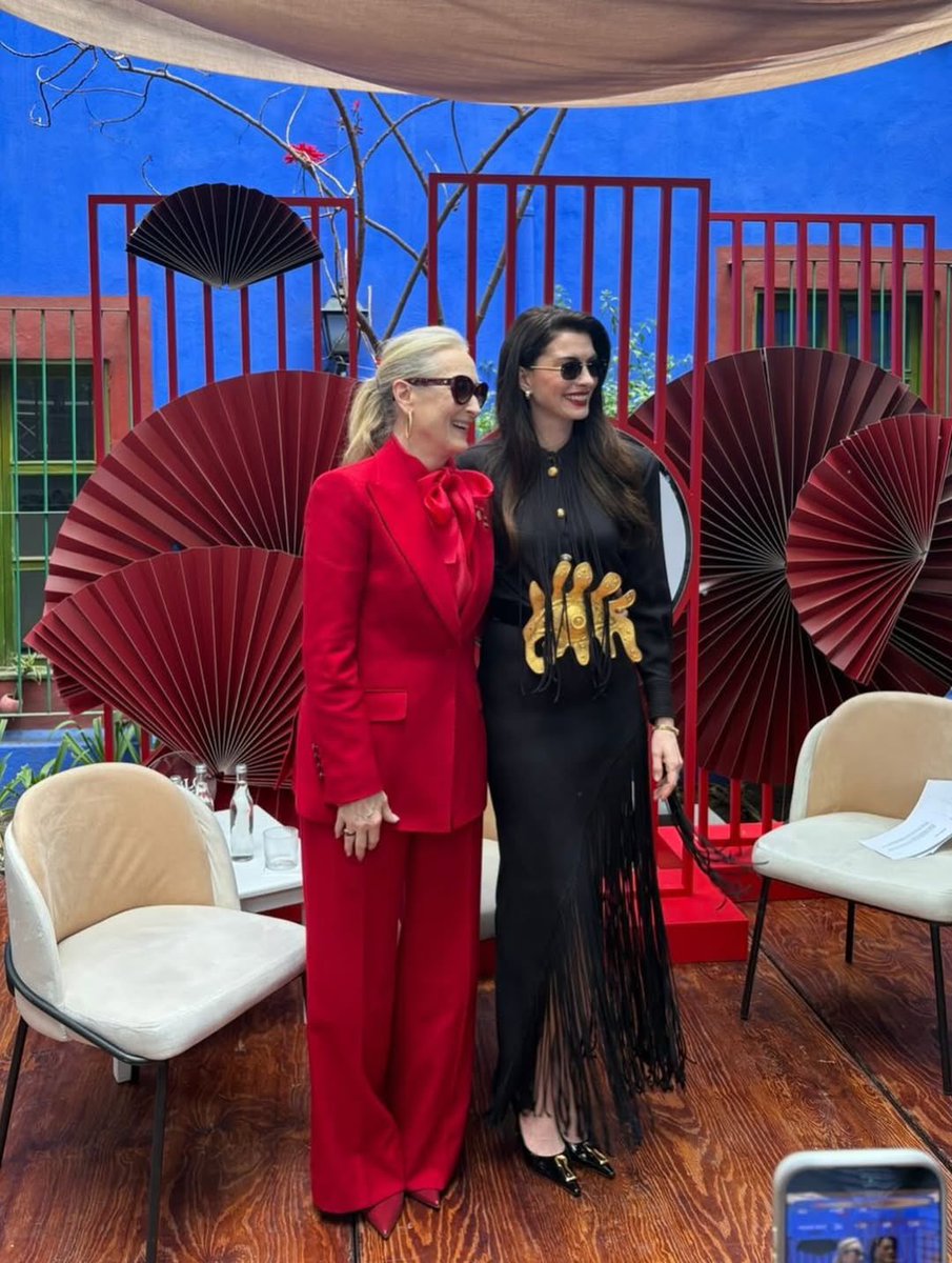 EspacioNoticias's tweet image. 🎬✨ #Glamour | Hollywood aterriza en la CDMX.

Anne Hathaway y Meryl Streep están en la Ciudad de México promocionando The Devil Wears Prada 2 😍👠
Durante su visita, las estrellas hicieron una parada imperdible en el Museo Casa Azul, la icónica casa de Frida Kahlo 🎨💙

Moda,