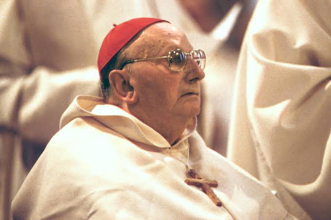 Cada vez mais percebo o quanto Yves Congar foi profético e cirúrgico quando afirmou que existem dois catolicismos, o genuíno e sua falsificação. Um cristianismo herdeiro dos apóstolos e aquilo que ele chamou, agudamente, de mario-cristianismo, centrado em piedades privadas e +