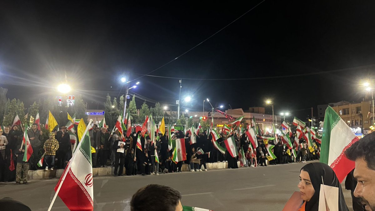 تجمعات مردمی در خیابان‌ها و میادین، فقط یک حرکت نمادین نیست؛ نشانه‌ای از زنده بودن روح جمعی است.
#تا_پای_جان_برای_ایران
#حضور_مقدس