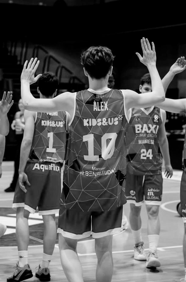 memefete's tweet photo. I de cop, arriba aquell dia en què el teu fill juga el seu darrer partit de formació, al Congost que els ha vist créixer.  Serà un partit especial, per ell, i per nosaltres. 
#adnmanresa #madeinmanresa
❤️🤍❤️🤍❤️ https://t.co/SZ78wvWB8l