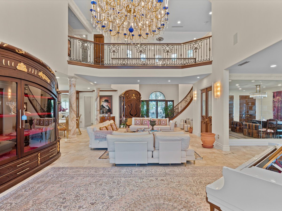 Eddie_G_Realtor's tweet image. Officine Gullo kitchen. VENINI art-glass. The Atlantic as your backyard. Golden Beach guard-gated privacy.  Casa Fortuna. 555 Ocean Blvd. On the market now. 🌐 CasaFortunaMiami.com | #EddieGur #OceanTherapy #GoldenBeach
