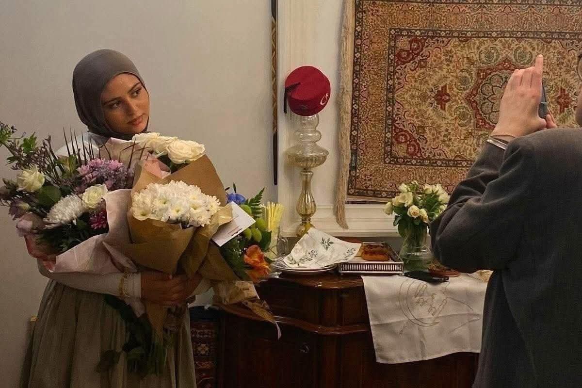أنْ نَأْنَسَ وَيُؤْنَسَ بِنَا