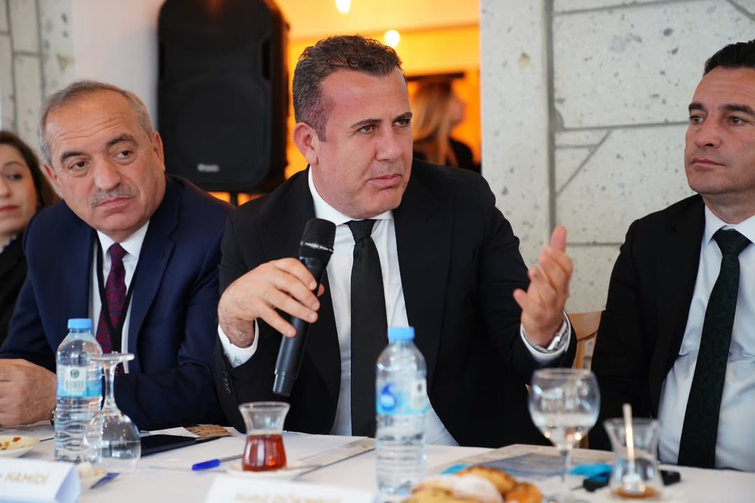 AKPartiMardinil's tweet photo. 📍 Sakin Şehirlerin Kalbi Seferihisar’da Attı 🌿

Türkiye’nin ilk Sakin Şehri Seferihisar’da düzenlenen Cittaslow Türkiye Ulusal Ağ Toplantısı’nda, kadim ilçemiz Savur’u Belediye Başkanımız Sayın Av. Engin Uğur Hamidi temsil etti.

27-29 Mart tarihlerinde gerçekleşen buluşmada Başkanımız, Savur’umuzun yerel kalkınma vizyonunu ve sürdürülebilirlik odaklı projelerini katılımcı belediyelerle paylaştı.

Toplantı süresince şehirler arası dayanışma, iyi uygulama örnekleri ve Sakin Şehir felsefesinin yerelde güçlendirilmesine yönelik verimli istişarelerde bulunuldu.

Savur’un eşsiz doğal ve kültürel mirasını koruyarak, “Sakin Şehir” ruhuyla geleceğe taşımaya kararlıyız.

Gayreti ve çalışkanlığıyla Savur ilçemize vizyon katan Belediye Başkanımız Sayın Av. Engin Uğur Hamidi’ye ayrıca teşekkür ediyor, Savur için durmadan çalışmaya devam ediyoruz.
AK Parti  demek hizmet demek
#Gönülbelediyeciliği 
@EyupEroglu60 
@MehmetUncu47