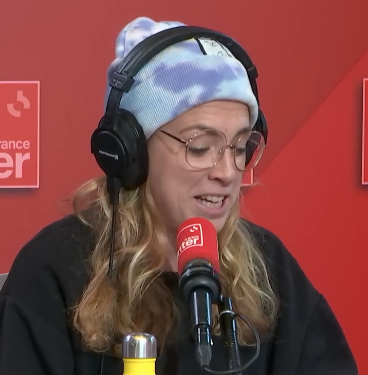 Mediasinfos's tweet photo. Suite à sa "blagounette" sur @SophiaAram, l’humoriste suisse #JulieConti (chroniqueuse dans #LaBandeOriginale de @Nagui sur #FranceInter) a annoncé son départ de la station. Retrouvez notre article ci-dessous. https://t.co/qxjnlNYeUW
