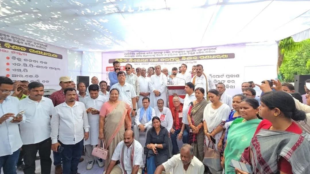 INCOdisha's tweet photo. SCB ମେଡିକାଲ୍ ରେ ଘଟିଥିବା ମର୍ମନ୍ତୁଦ ଅଗ୍ନିକାଣ୍ଡ, ୧୩ ଜଣ ମୃତ ରୋଗୀଙ୍କ ପରିବାରକୁ ନ୍ୟାୟ ଏବଂ ଏଥିପାଇଁ ଦାୟୀ ବିଭାଗୀୟ ମନ୍ତ୍ରୀଙ୍କ ବରଖାସ୍ତ ଦାବୀରେ ଆଜି ଲୋୟର ପିଏମ୍ ଜୀ ରେ ଭିକ୍ଷୋଭ ସହ ରାଜ୍ୟପାଳଙ୍କୁ ଦାବିପତ୍ର ପ୍ରଦାନ କରିଛନ୍ତି ମିଳିତ ବିରୋଧୀ ଦଳର ନେତାମାନେ।

#SCBFire #BjpFailInOdisha https://t.co/6OStBwXFDb