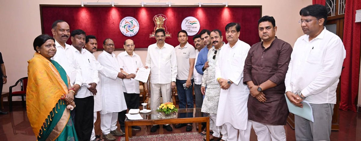 INCOdisha's tweet photo. SCB ମେଡିକାଲ୍ ରେ ଘଟିଥିବା ମର୍ମନ୍ତୁଦ ଅଗ୍ନିକାଣ୍ଡ, ୧୩ ଜଣ ମୃତ ରୋଗୀଙ୍କ ପରିବାରକୁ ନ୍ୟାୟ ଏବଂ ଏଥିପାଇଁ ଦାୟୀ ବିଭାଗୀୟ ମନ୍ତ୍ରୀଙ୍କ ବରଖାସ୍ତ ଦାବୀରେ ଆଜି ଲୋୟର ପିଏମ୍ ଜୀ ରେ ଭିକ୍ଷୋଭ ସହ ରାଜ୍ୟପାଳଙ୍କୁ ଦାବିପତ୍ର ପ୍ରଦାନ କରିଛନ୍ତି ମିଳିତ ବିରୋଧୀ ଦଳର ନେତାମାନେ।

#SCBFire #BjpFailInOdisha https://t.co/6OStBwXFDb