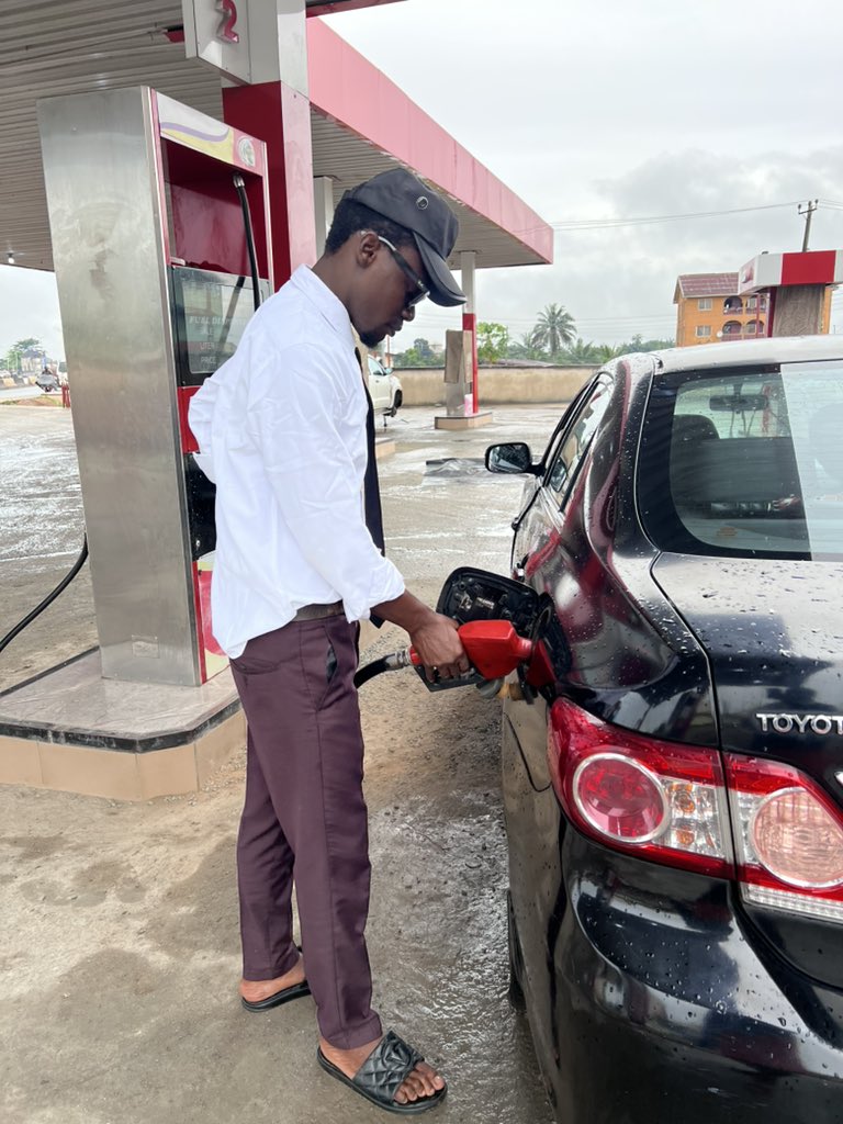 daviedrose's tweet photo. Fuel is almost N1,500 per litre and dollar is doing press-ups. How are you people coping with this economy? Share your survival tip. https://t.co/n3OEGHIjCc
