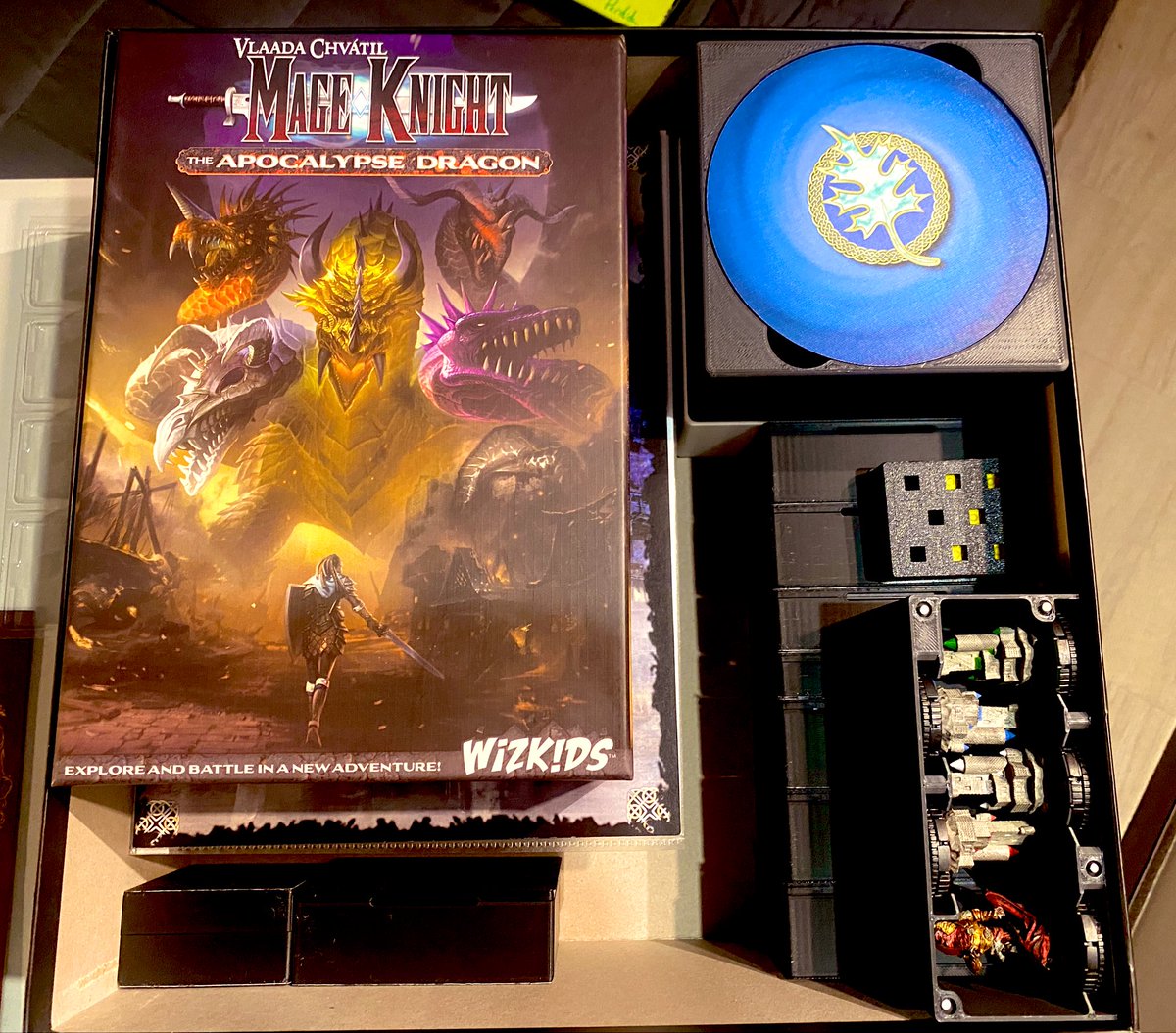 Bueno, pues voy a por el tercer escenario de la campaña “La Traición” de #MageKnight pero el final os lo contaré mañana, a aún no he empezado. 

Ahora os pongo q la caja de la ultímate edición ha pasado a ser una maravilla, porque me caben los 8 caballeros magos con su cajas