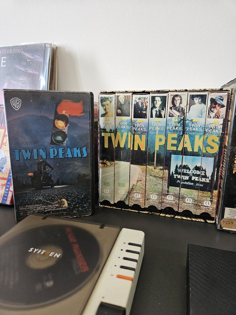 vRoboto's tweet photo. Esbarrei em alguém vendendo o Box Set de Twin Peaks em VHS, no Mercado Livre 🤓 https://t.co/Ozre2Hnia3