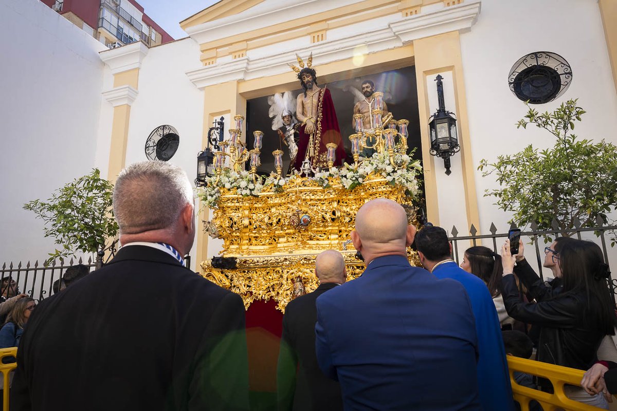 pacorodriguezdh's tweet photo. Amor y Sacrificio protagoniza el Lunes Santo nazareno. Hoy #DosHermanas acompañará en su estación de penitencia a @SantaCruzDH . Una hermandad que atrae a multitud de personas a nuestra ciudad que quieren disfrutar del paso de sus titulares y cortejo por lugares emblemáticos. https://t.co/V8Kry5qDiz