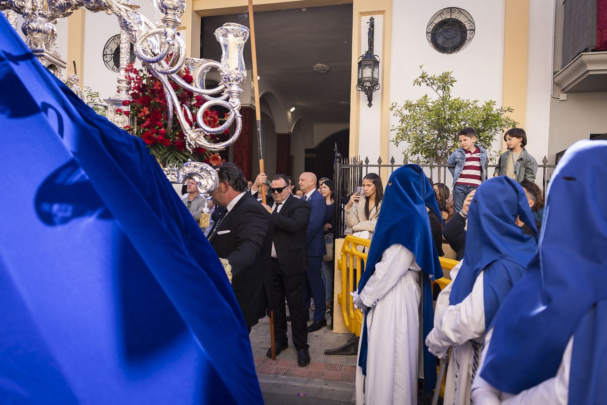 pacorodriguezdh's tweet photo. Amor y Sacrificio protagoniza el Lunes Santo nazareno. Hoy #DosHermanas acompañará en su estación de penitencia a @SantaCruzDH . Una hermandad que atrae a multitud de personas a nuestra ciudad que quieren disfrutar del paso de sus titulares y cortejo por lugares emblemáticos. https://t.co/V8Kry5qDiz