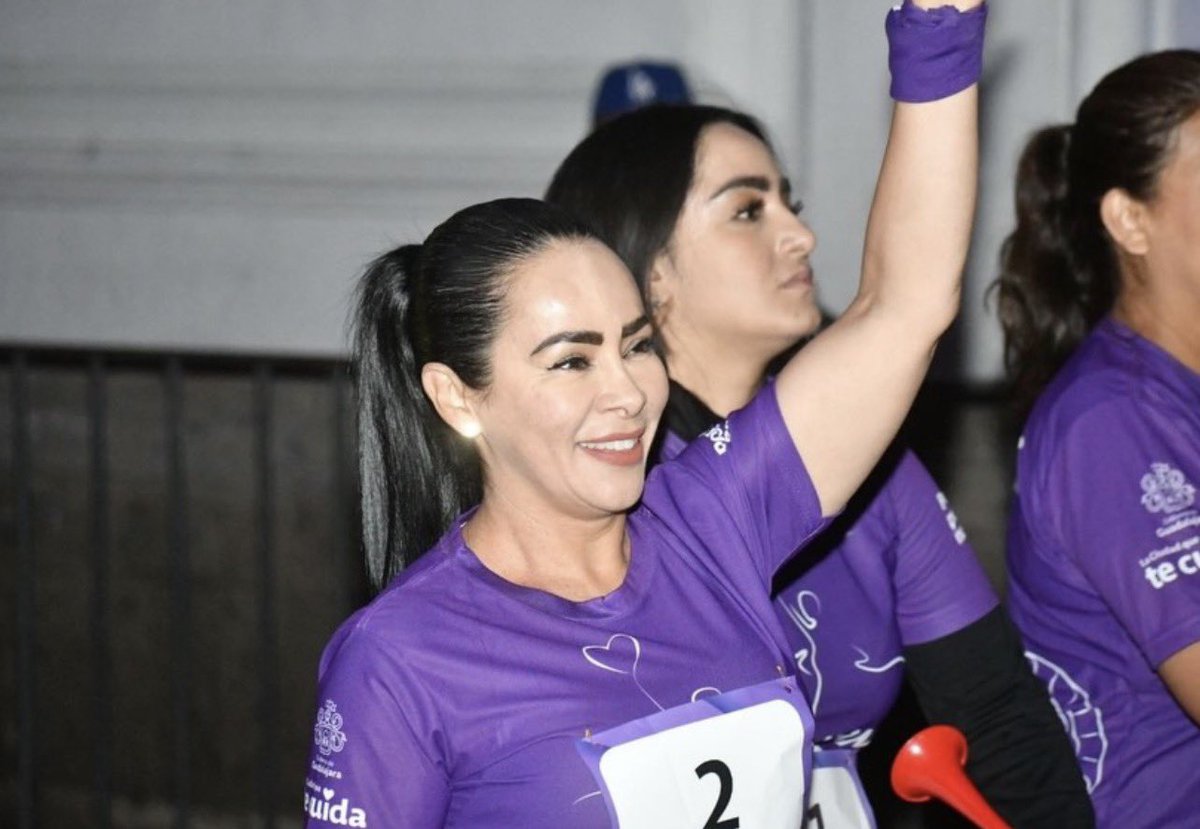 Asistí en representación de la 💜 Alcaldesa Vero Delgadillo a la 5ta Edición “La Carrera de Todas 2026”
con más de 3,000 mujeres en los Arcos Vallarta.

No fue solo una carrera.
Fue un mensaje:
las mujeres ocupamos el espacio público y lo hacemos juntas.

Sororidad, organización
