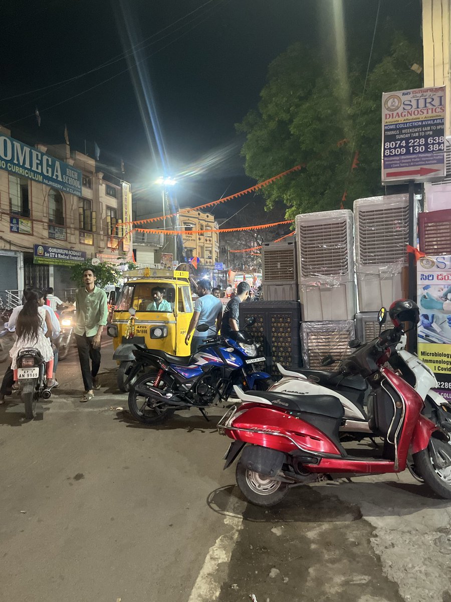 rameshk18nc's tweet photo. @GHMCOnline @DcMusheerabad @CommissionrGHMC @ZC_Secunderabad 
Road blockage by coolers 
At Ramnagar gundu sai krupa apartments beside Janapriya apartments 
Please take necessary action 
To avoid accidents https://t.co/6lLqprUrQW